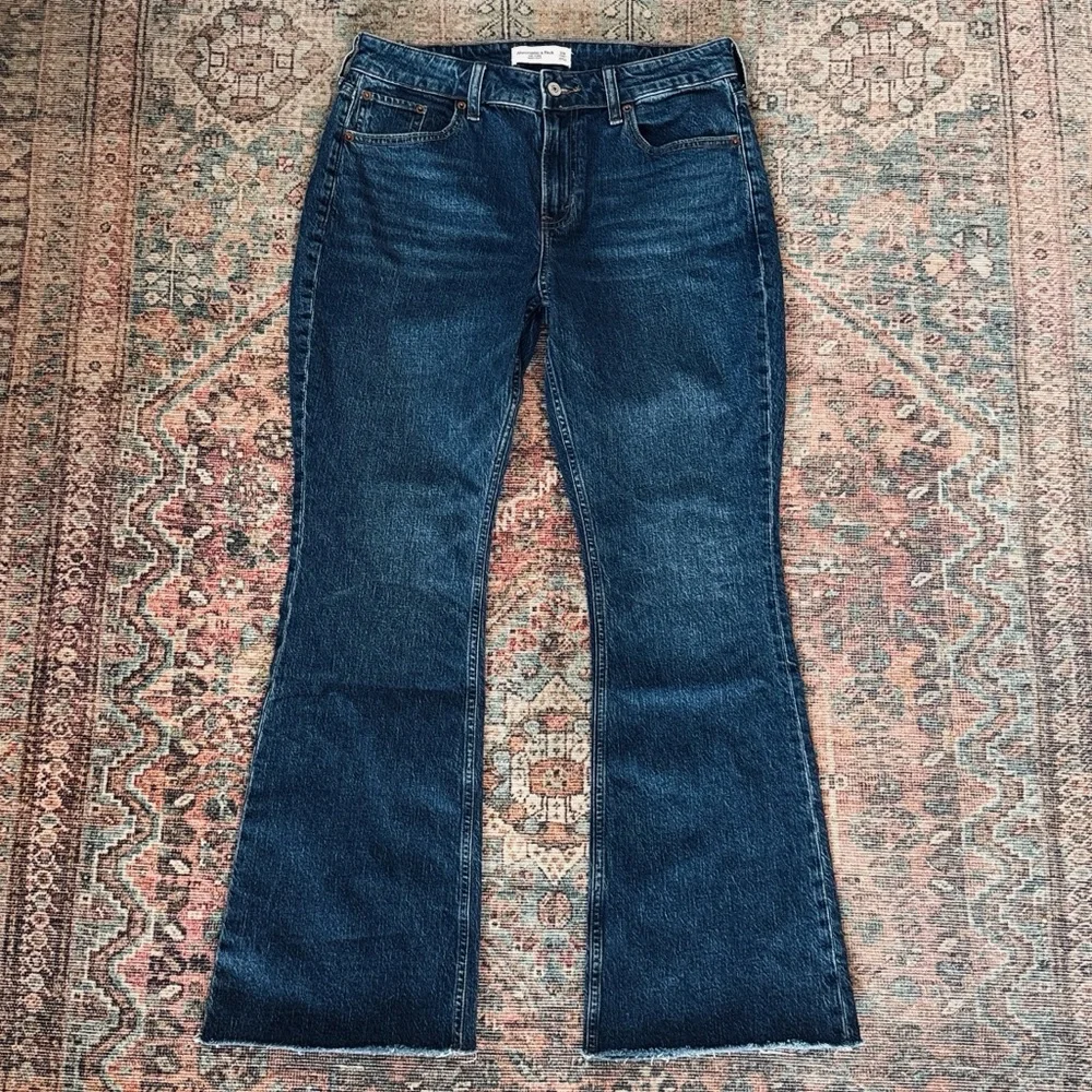 NWOT Abercrombie & Fitch Mid Rise Bootcut Frayed Hem Jeans Size 29 Short - Picture 7 of 9